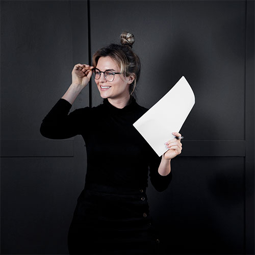 photo de une femme contente en noir